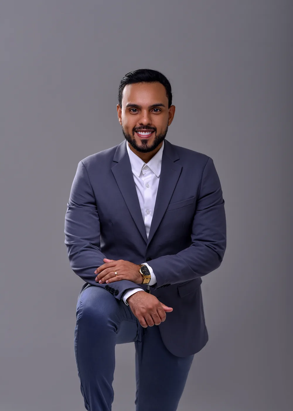 Dr. Franciné Júnior sorrindo, sentado